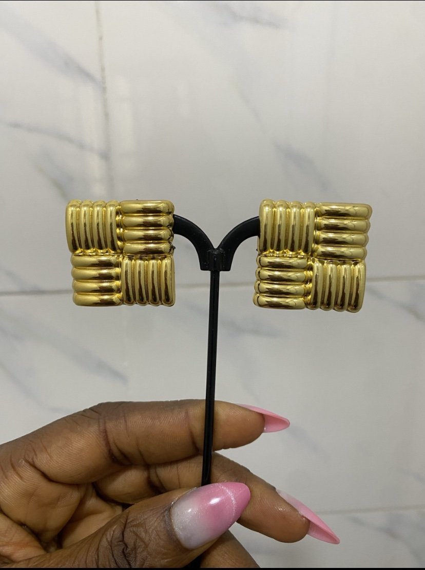 img_3678 QUALITY FASHION STATEMENT EARRING - Image 1