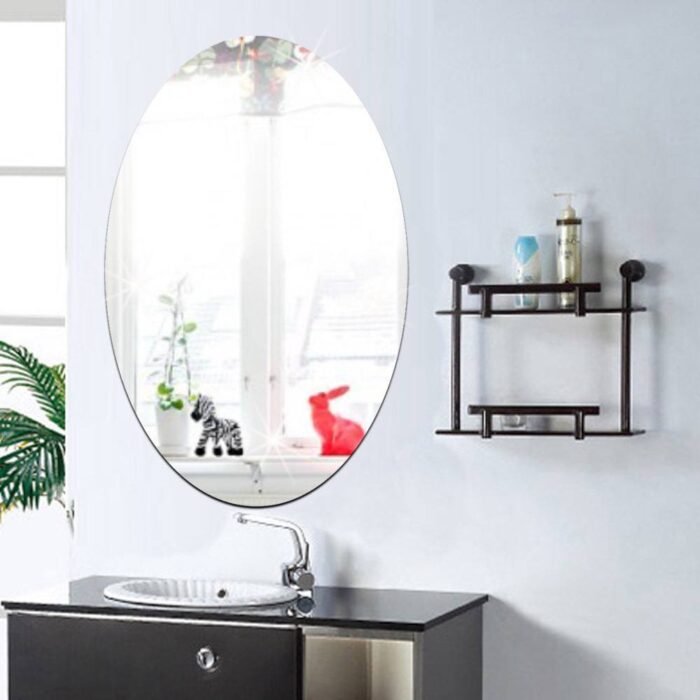 30X43CM OVAL SHAPE ACRYLIC MIRROR(pls note that when using it and it’s turn upside down that’s when it’s blurry) - Image 2