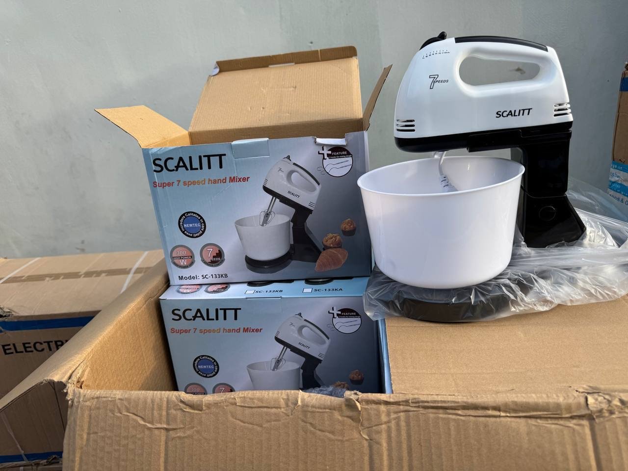 img_2369 2LTR SCALITT ELECTRIC MIXER WITH BOWL - Image 1