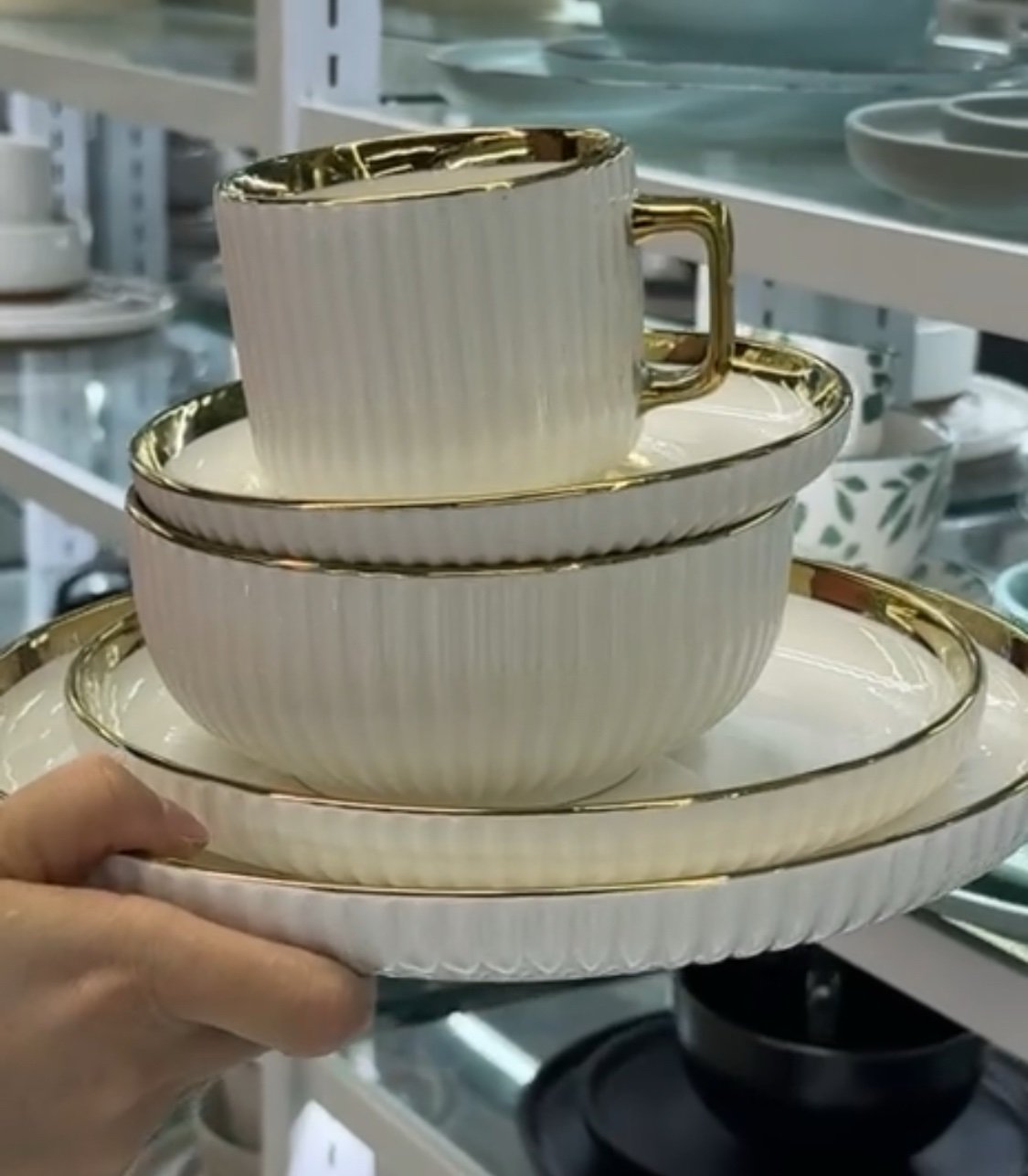 img_5697-2 20PC HIGH QUALITY EUROPEAN LUXURY CERAMIC STONEWARE DINNER SET
4 Serving plate
4 Side plate
4 side plate medium size
4 Soup bowls
4 Cups - Image 1